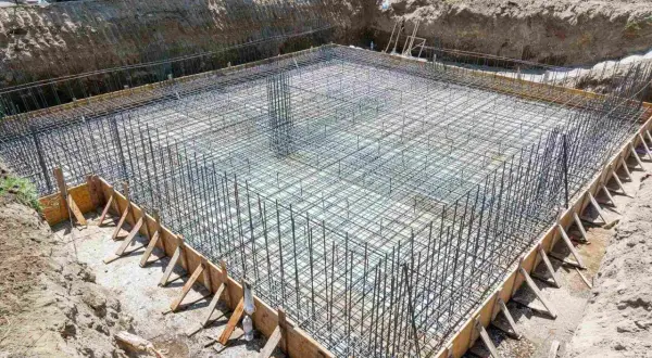 Zbrojenie płyty fundamentowej, przygotowane do wylania betonu. Określenie dokładnego płyta fundamentowa koszt wymaga szczegółowych obliczeń.