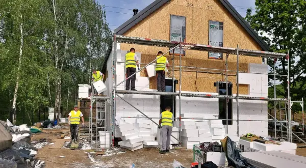 Ocieplenie domu drewnianego: Poradnik krok po kroku i koszty 2026