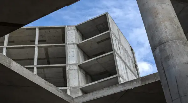 Budowa z betonu, widok od dołu na niebo i konstrukcję.