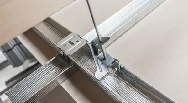 Metalowy stelaż sufitu podwieszanego z profilem UD i wieszakami.