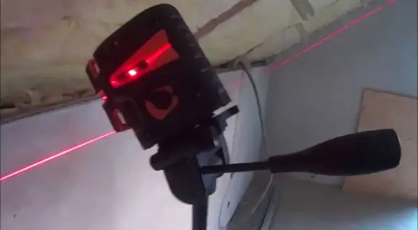 Jak zrobić statyw do poziomicy laserowej? Praktyczny poradnik DIY