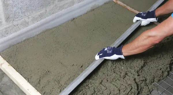 Równanie świeżego betonu na podłodze. Sprawdzanie styrobeton cena za m2.