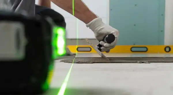 Jak używać poziomicy laserowej? Praktyczny poradnik krok po kroku