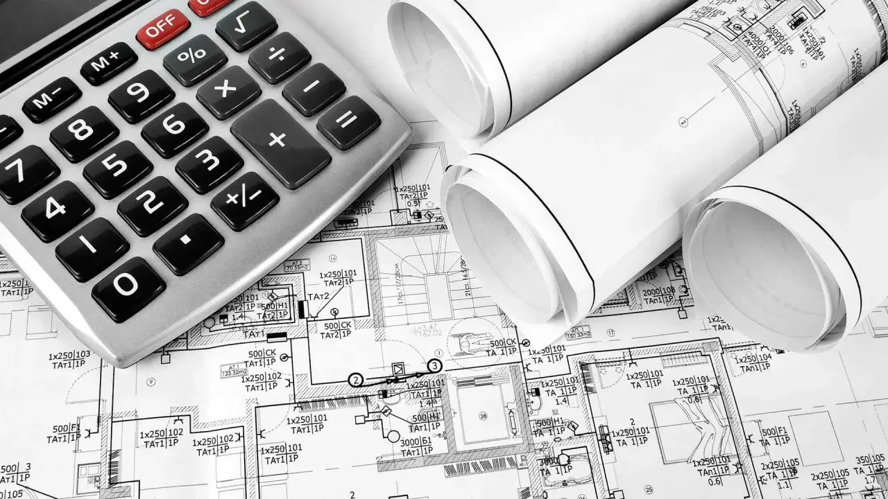 Kalkulator i projekty budowlane. Na planach widać oznaczenia punktów elektrycznych, co pozwala oszacować, ile kosztuje punkt elektryczny w zależności od jego typu i lokalizacji.