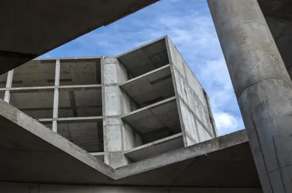 Budowa z betonu, widok od dołu na niebo i konstrukcję.