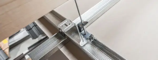 Metalowy stelaż sufitu podwieszanego z profilem UD i wieszakami.
